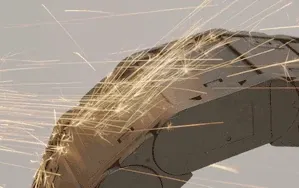 Energy chains in use when exposed to extreme temperatures and hot chips.