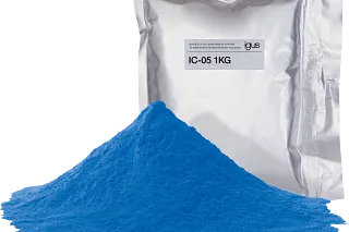 Blaues iglidur IC-05 Beschichtungspulver vor einem Beutel mit 1-kg-Etikett.