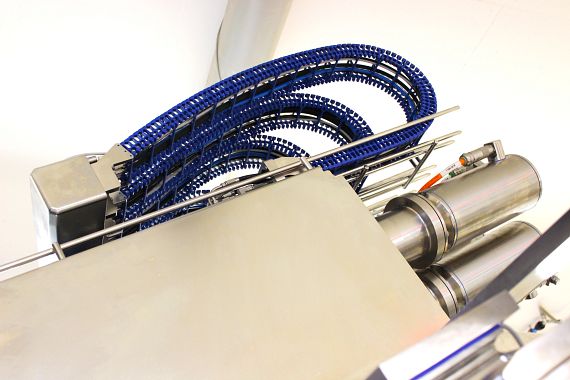 Chaîne porte-câbles TH3 dans un équipement Schiwa