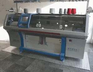 Flat knitting machines with igus energy supply