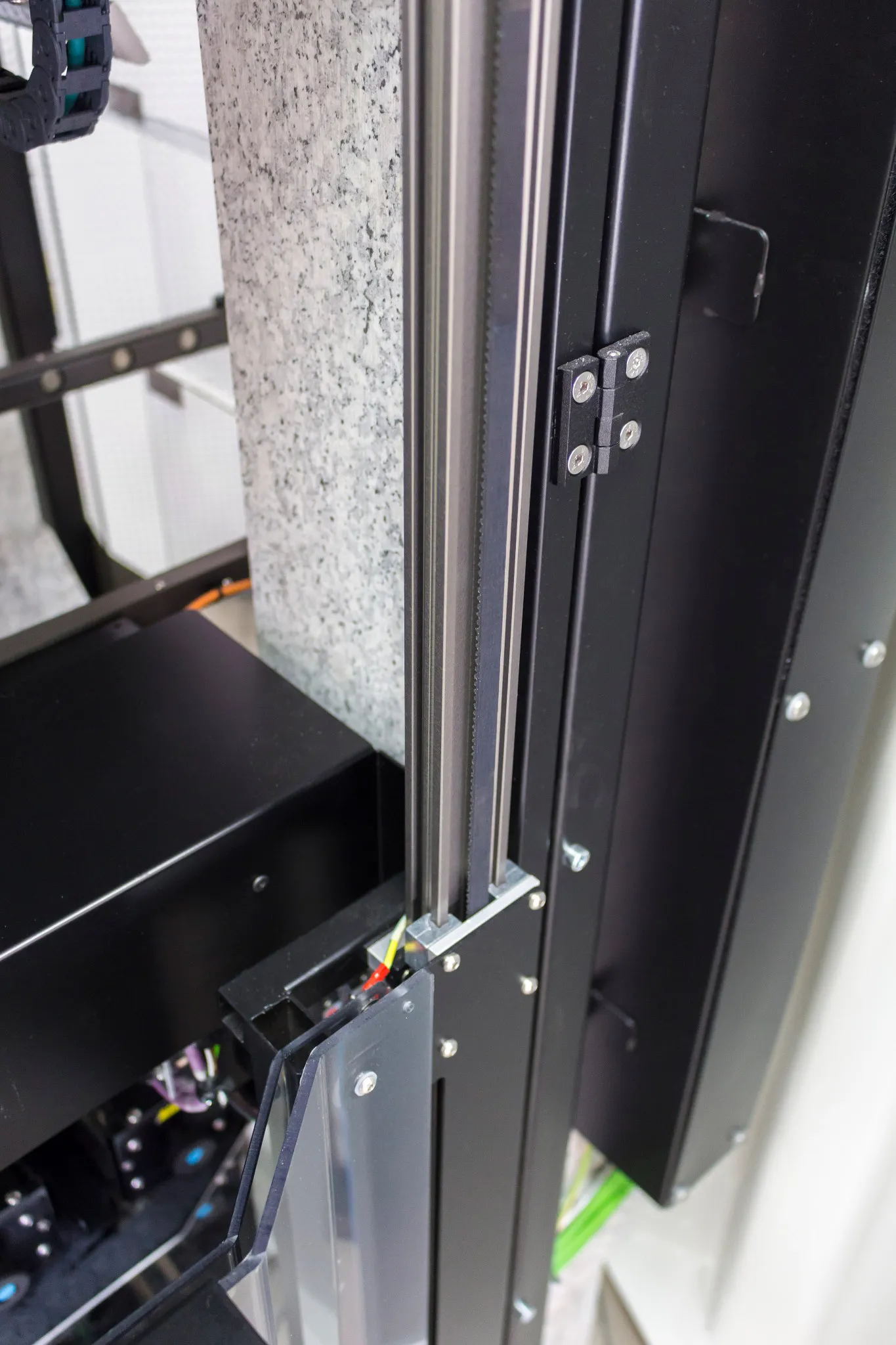 Vedení bezpečnostních dveří na zařízení SPEA 4080