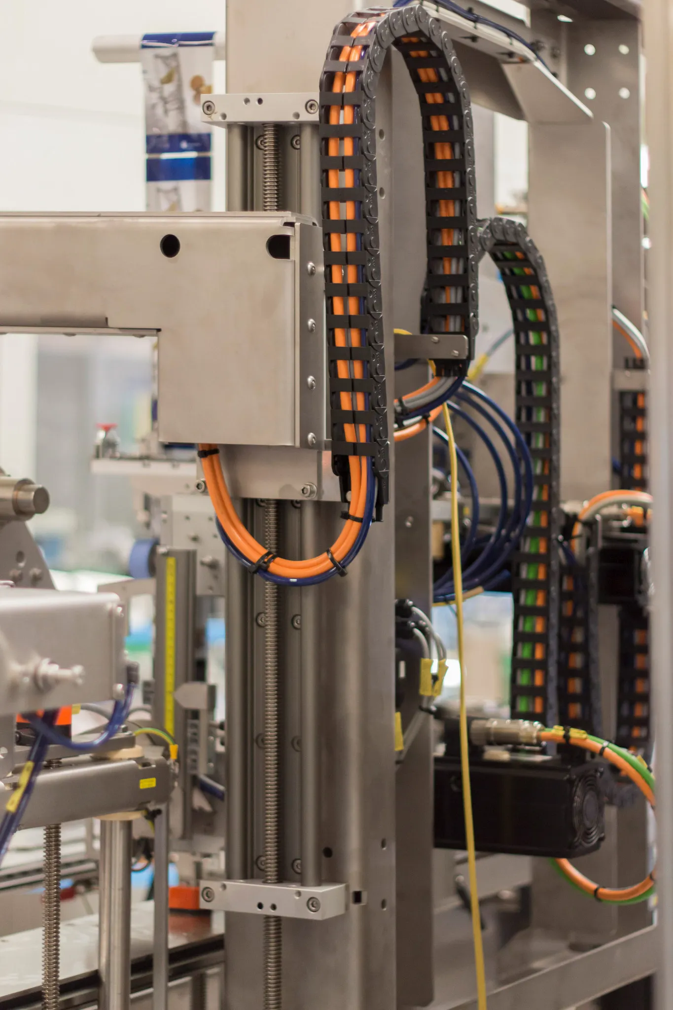 Height adjustment of hold-down device with SLW-2080 