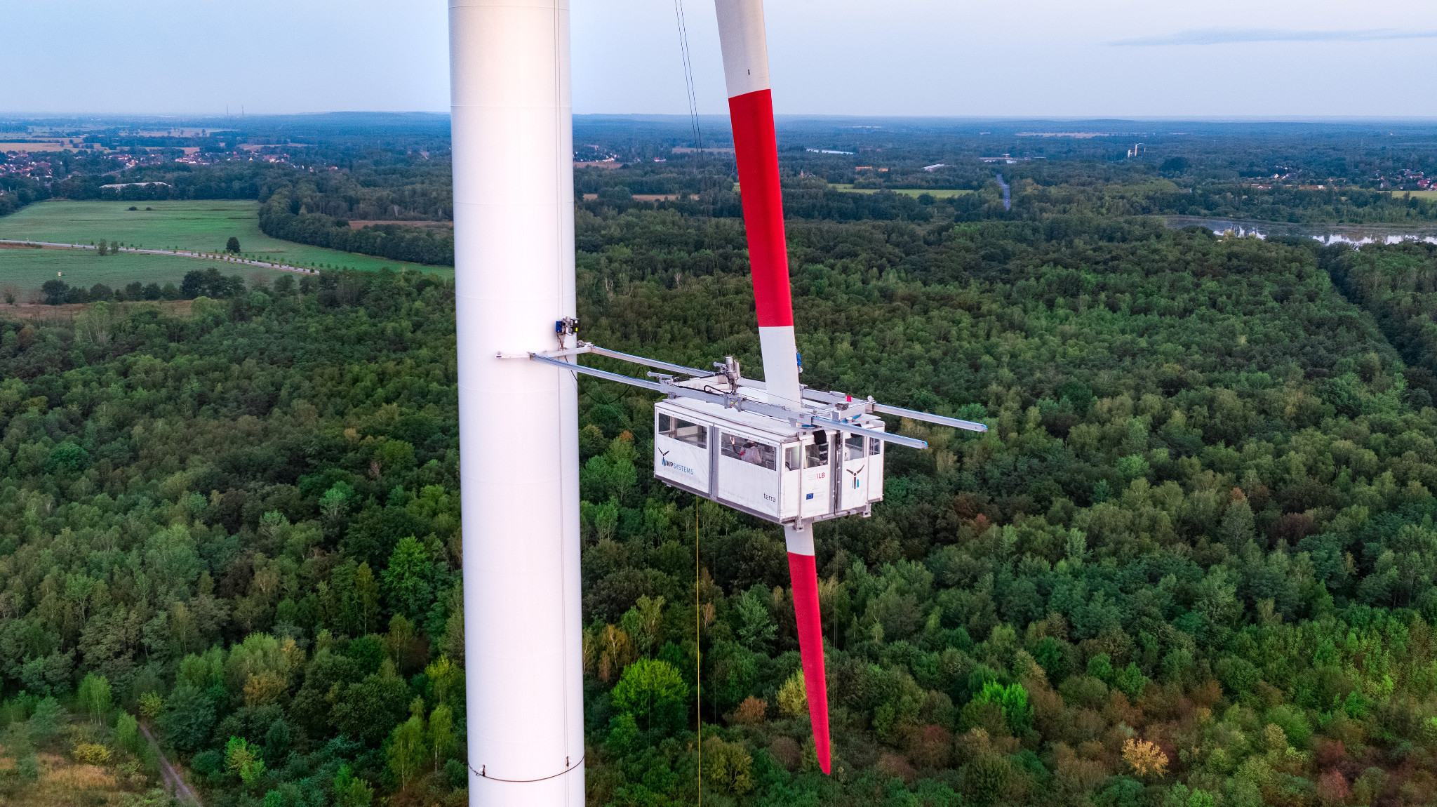 Maintenance platform for wind turbines