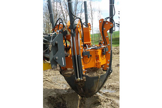 The transplanting hole is dug using the root ball transplanter.