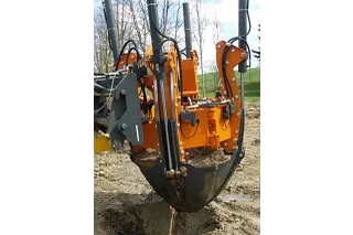 Le trou de transplantation est creusé à l'aide du transplantateur de mottes.
