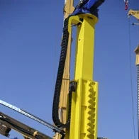 e-kette® hängend eingebaut in einer Baumaschine