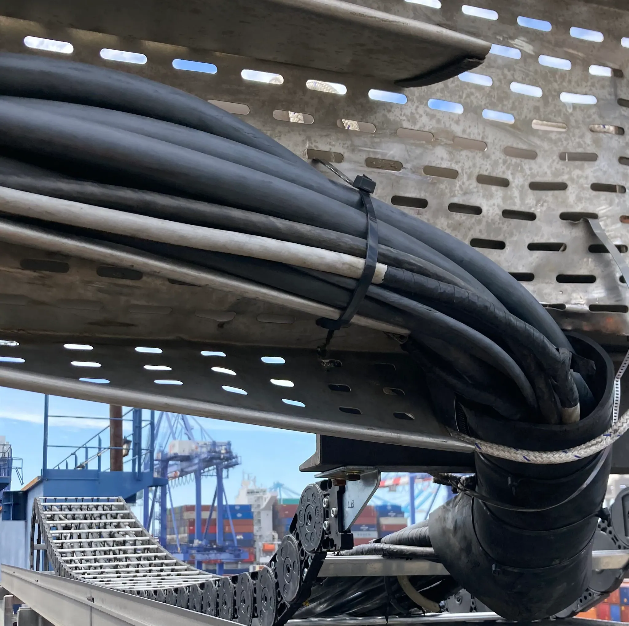 Application marine maintenue avec du ruban adhésif avant l'arrivée d'igus