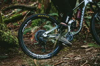 MTB met SRAM X01 AXS derailleur in actie