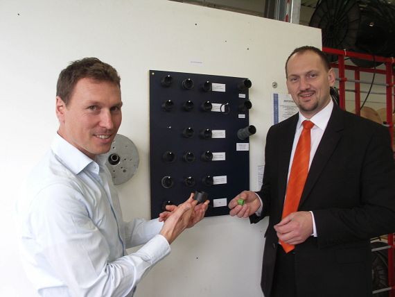 Thomas Vogel von TecnoSun Solar Systems (links) und Bernhard Hofstetter von igus schauen, wie die einzelnen Lager bei den umfangreichen Tests im Vorfeld abgeschnitten haben.