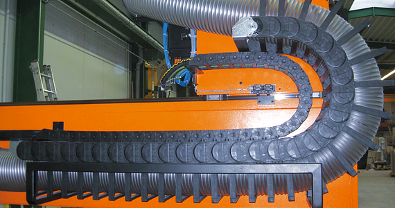 e-chain with extender crossbars for hose guidance in a woodworking machine