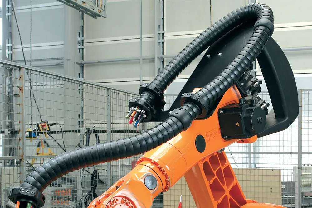 ロボットに取り付けられたケーブルキャリア