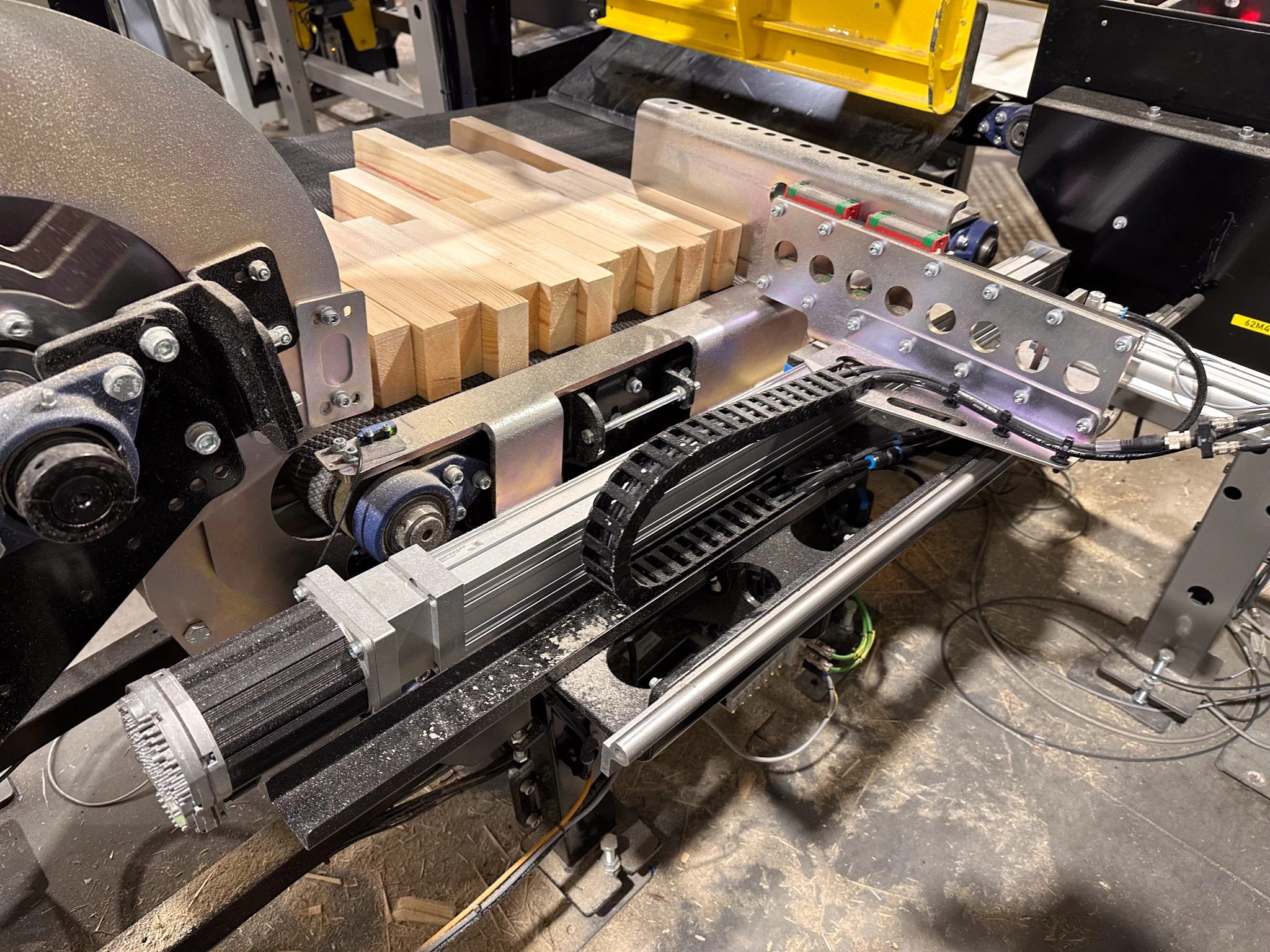 Soluție de alimentare pentru linia de îmbinare a degetelor VSS200 de la Aramet