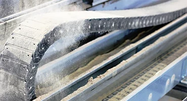 Closed energy chain for dirt and swarf protection