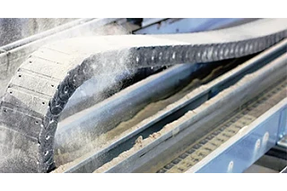 Closed energy chain for dirt and swarf protection