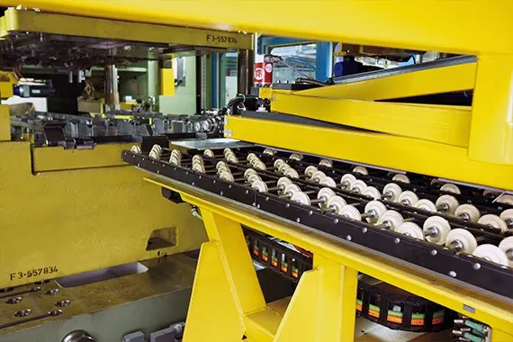 Enderezadora con rodillos de material iglidur, cadena portacables y cables chainflex