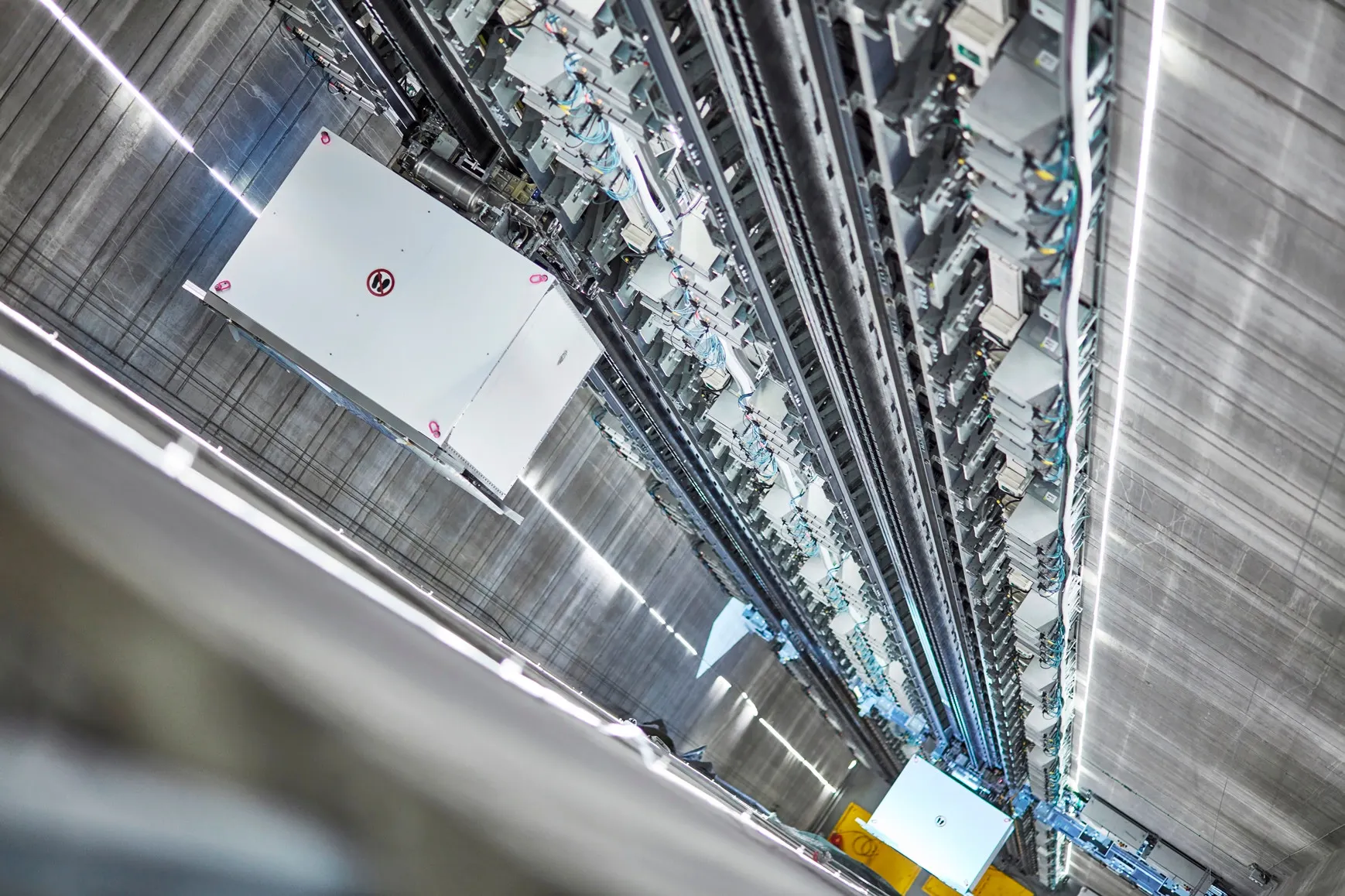 MULTI, the rope-free lift with linear drive technology, can move vertically and horizontally in the shaft.