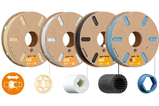 4 Filamentrollen, darunter 4 Werkstücke, die aus dem jeweiligen Filament 3D-gedruckt wurden.
