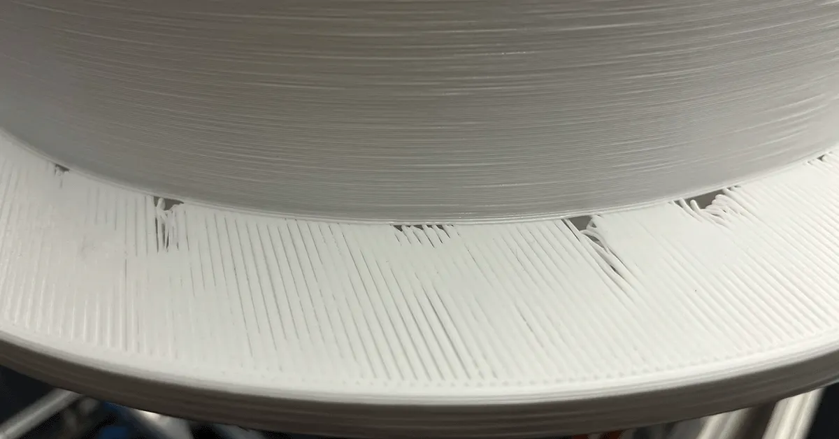 Ein weißes 3D-gedrucktes Bauteil, bei dem die Oberfläche deutliche Löcher aufweist