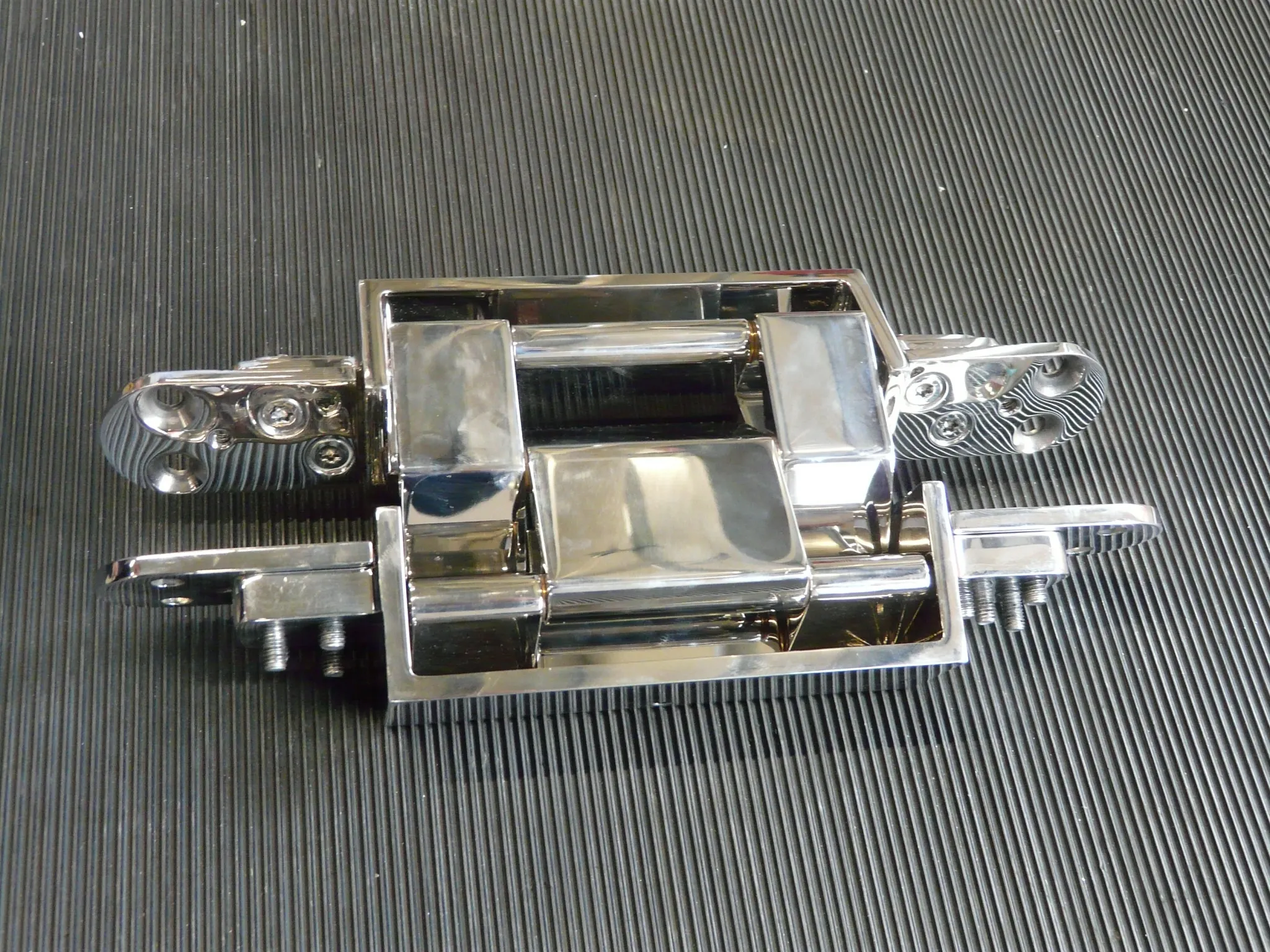 Dørhængsel til yachtdøre med iglidur-glidelejer