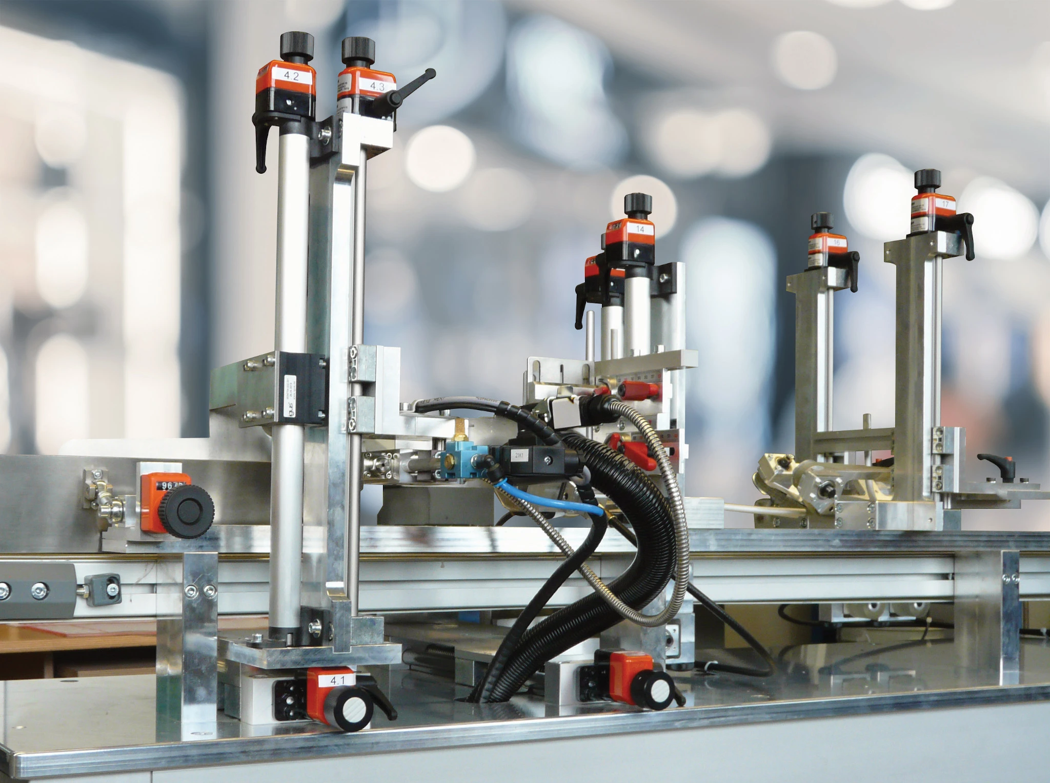 Folding carton tray format adjustment