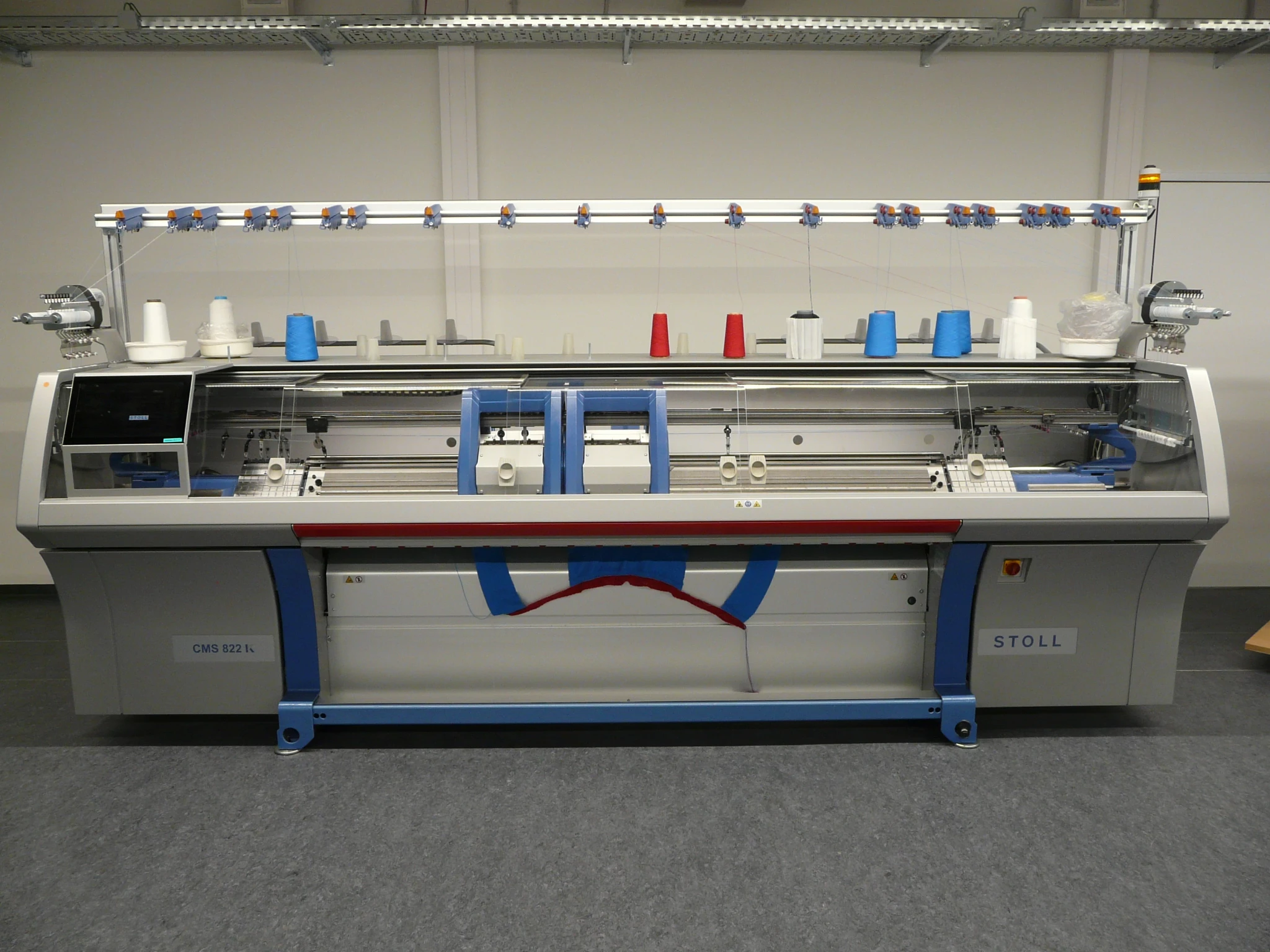 Maszyna dziewiarska Stoll z e-prowadnikami
