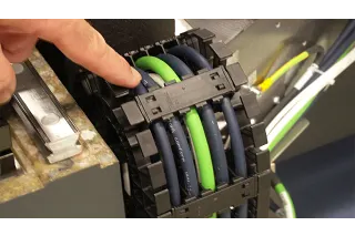 The energy supply systems are supplied pre-harnessed. Very little space is available. This is further exacerbated by tight bending radii.