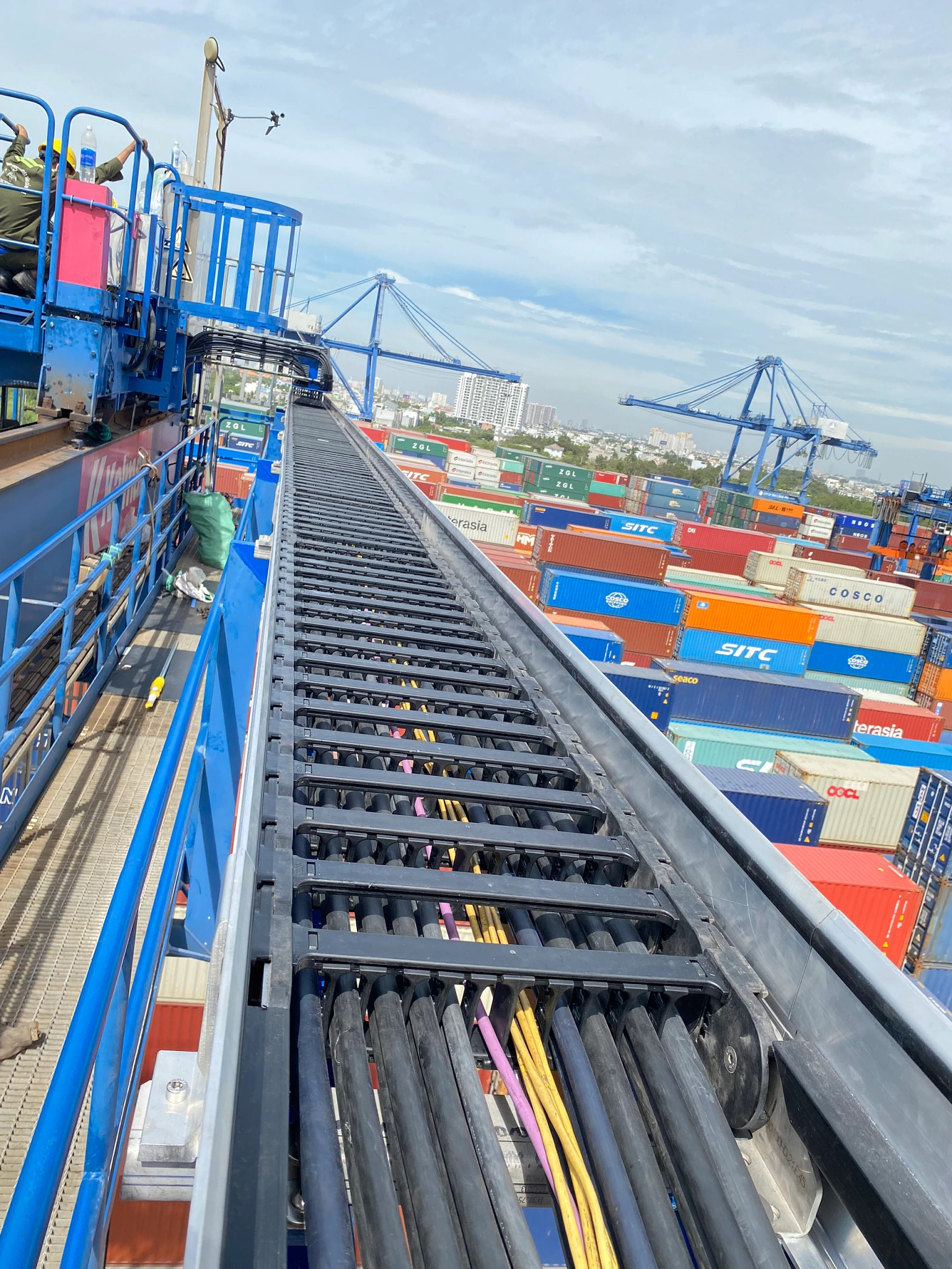 P4HD roller energy chain with chainflex cables