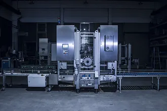 Membuka tutup dan mengosongkan botol