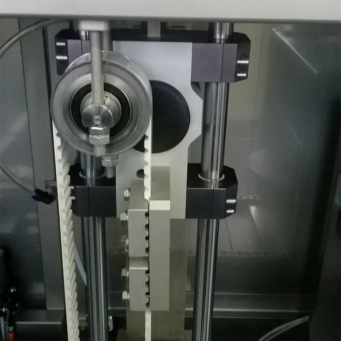 蓋の分別にドライリンR リニアガイドを使用