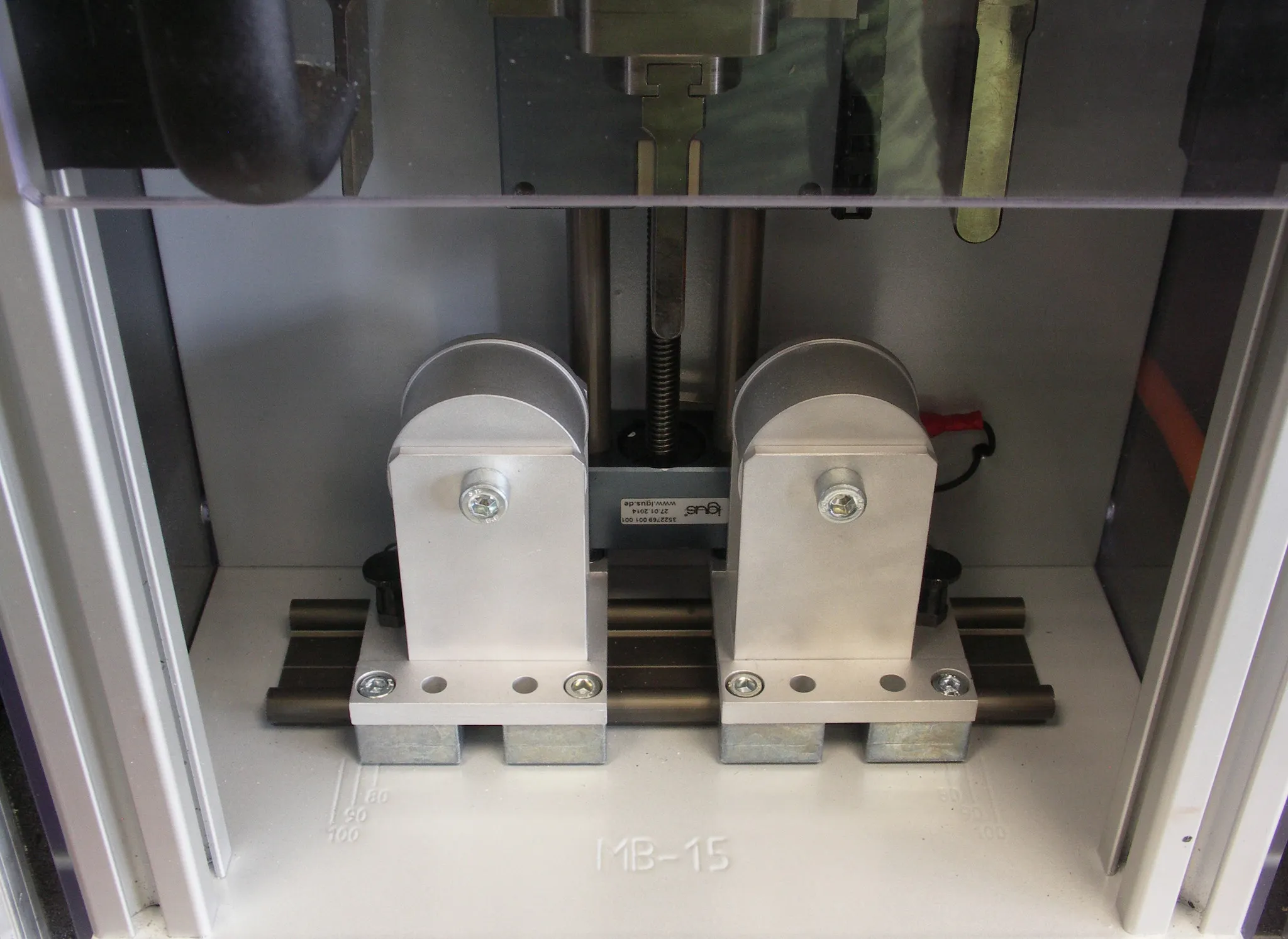 Linear axis for precision, clearance-free welding seam bend testing device