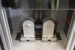 Linear axis for precision, clearance-free welding seam bend testing device