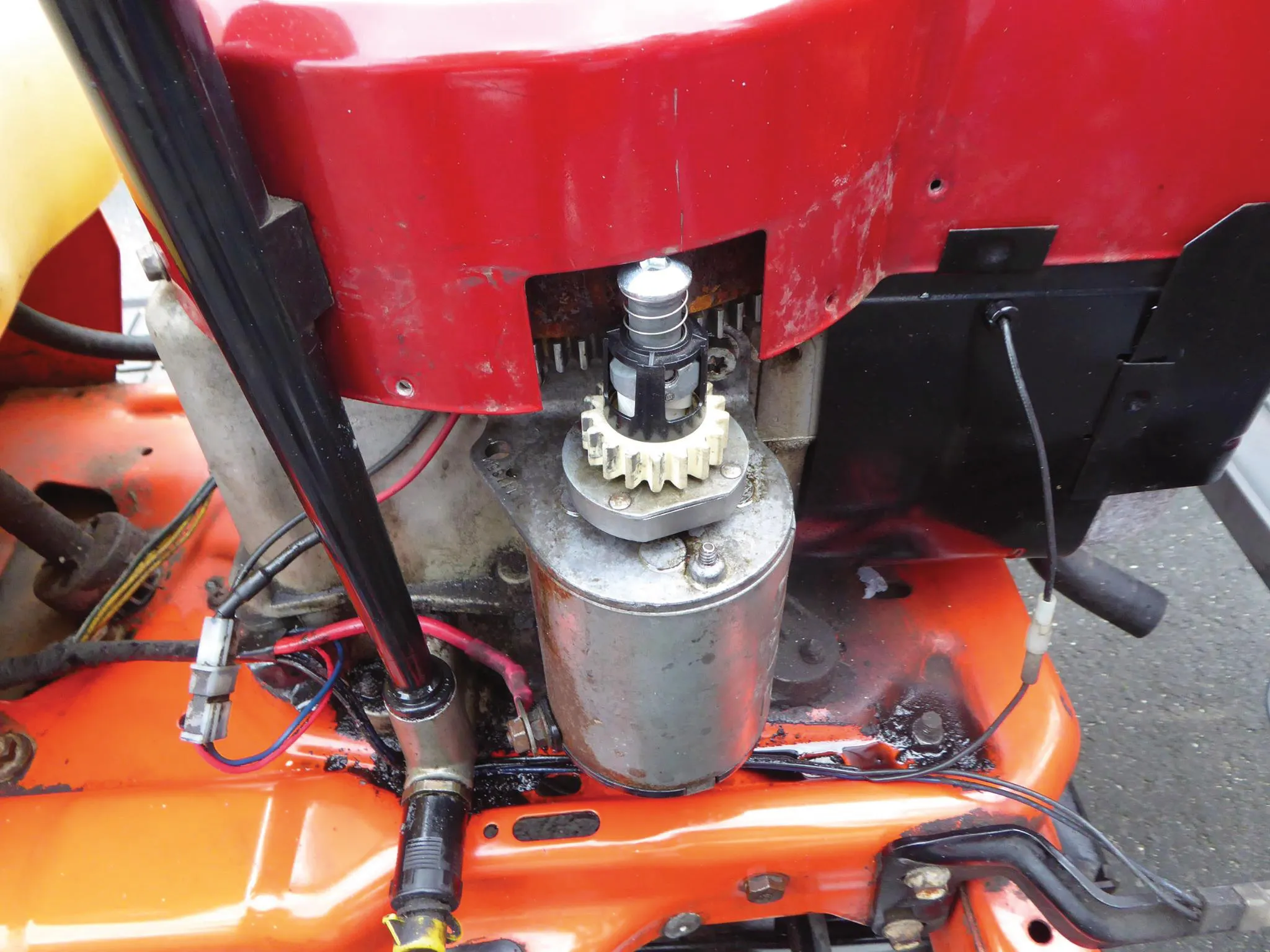 The replacement gear made of iglidur i3 is considerably more abrasion-resistant than the gear made of regular plastic