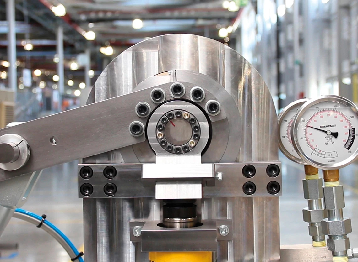 Test de charge des roulements dans le laboratoire de test d'igus