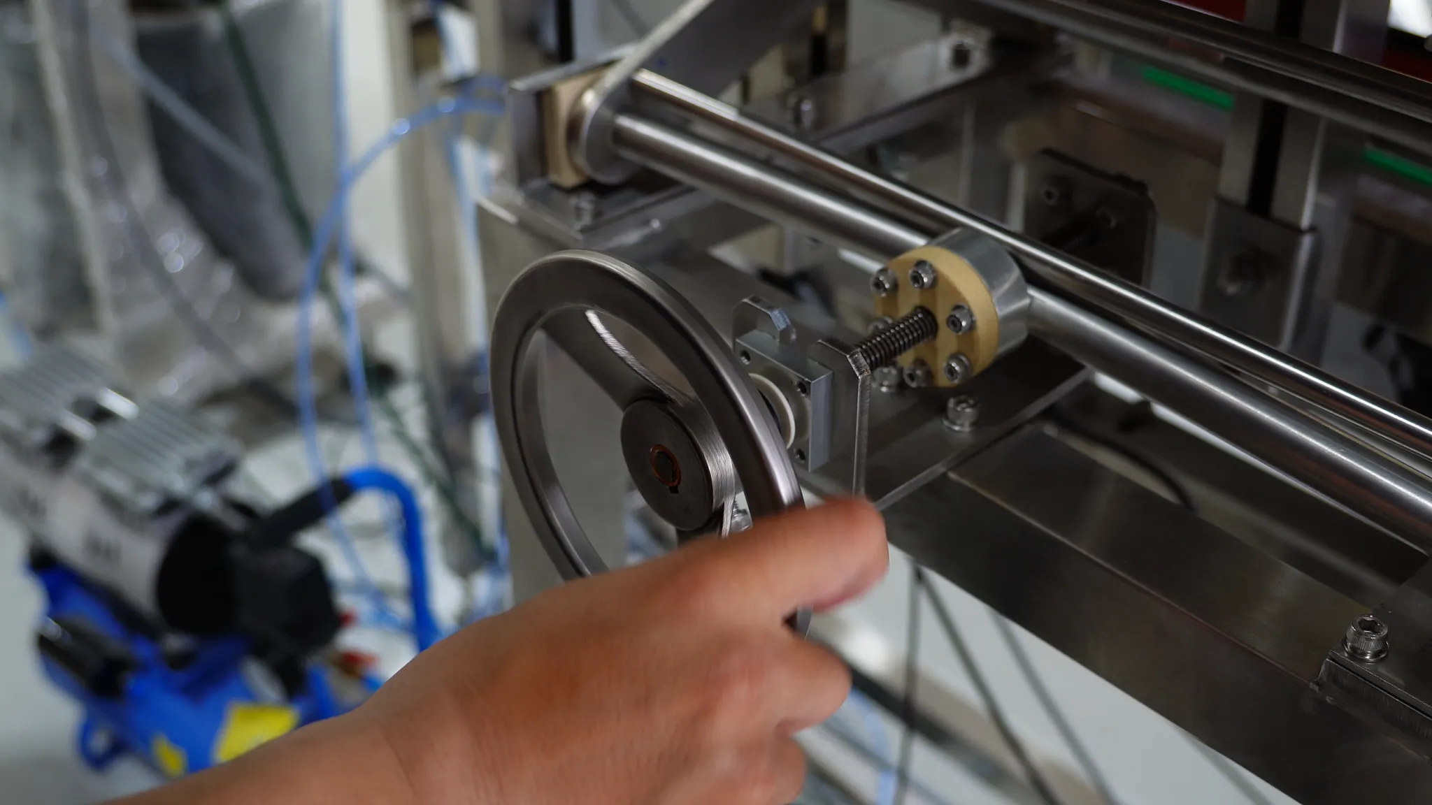 Vít me dryspin trong hệ thống cấp nắp chai