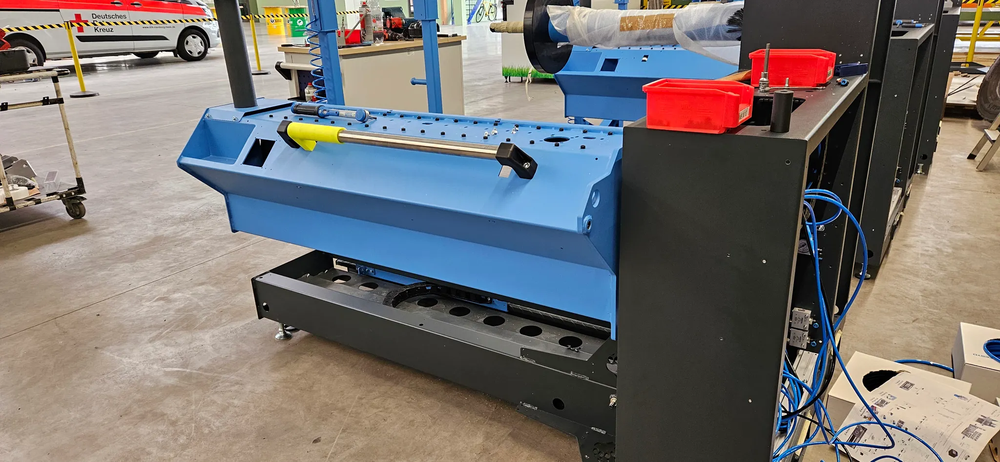 Machine for cutting car tyres