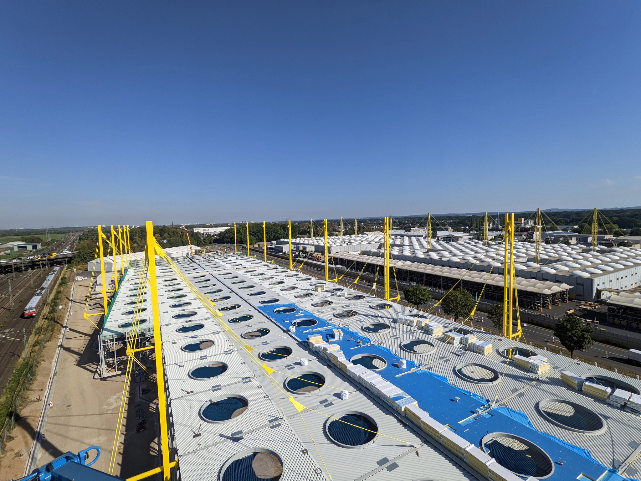 Le nouveau bâtiment igus, au premier plan