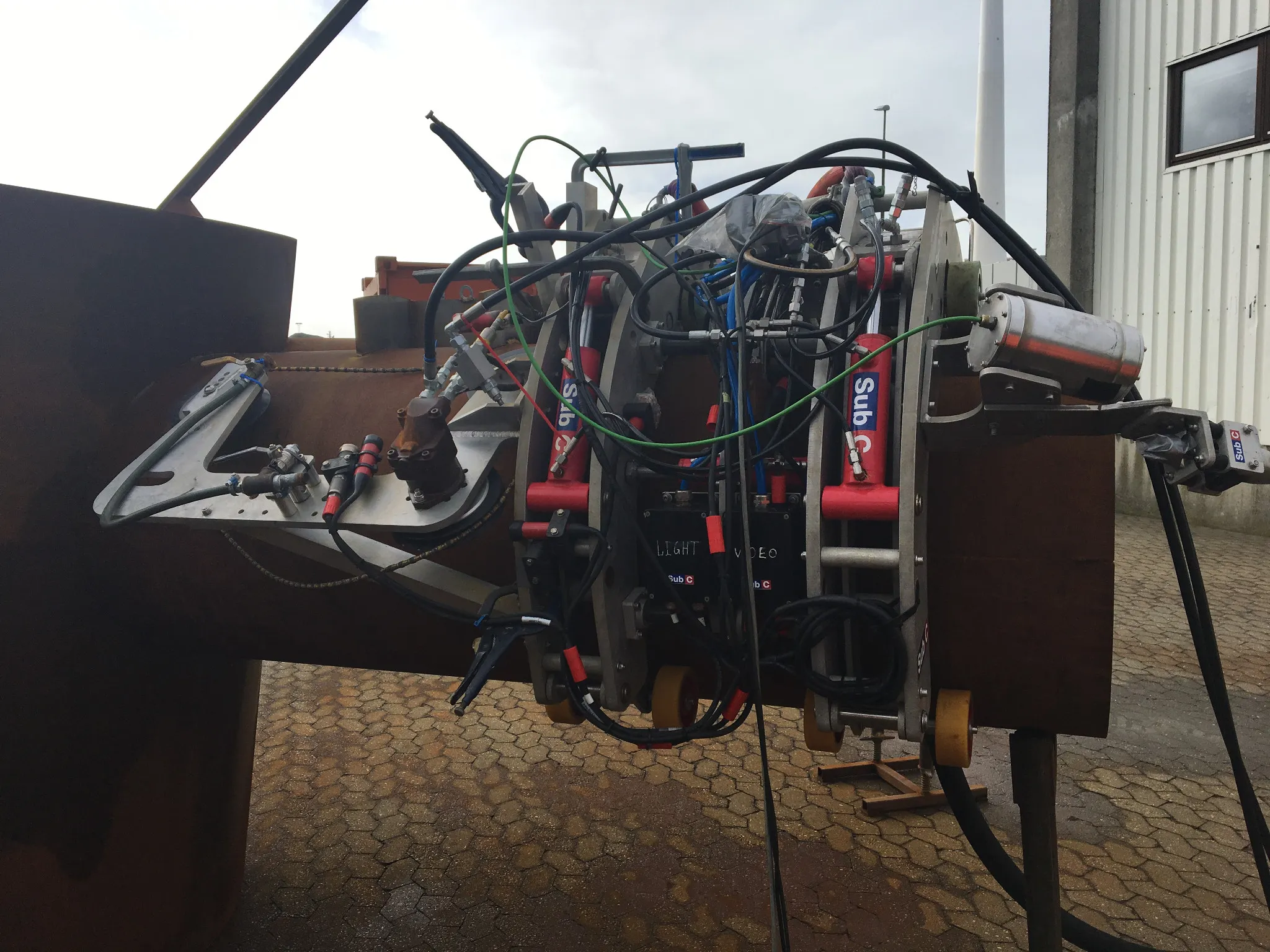 The Jacket Crawler moves along the tubes of gas platforms with two hydraulically driven claws. The remote-controlled robot carries out inspection and repair tasks.