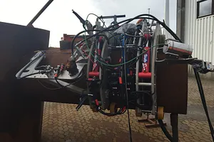 Jacket Crawler rör sig längs rören på gasplattformar med två hydrauliskt drivna klor. Den fjärrstyrda roboten utför inspektions- och reparationsuppgifter.