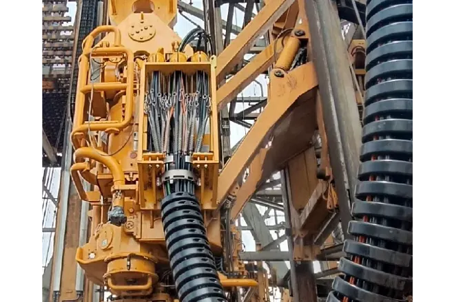 Loop Oil Rig e-loop® cable carrier | service loop alternative | igus® | igus Canada