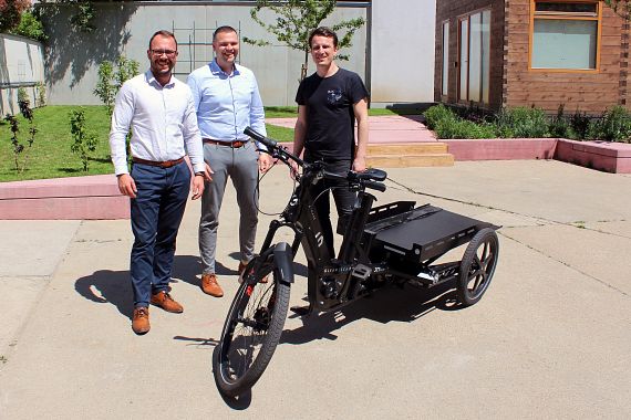 Patrick Kepler, az igus Austria Technical Sales munkatársa, Alexander Welcker, az igus kerékpáripari igazgatója és Mario Eibl, a GLEAM alapítója a GLEAM cargo e-bike-kal