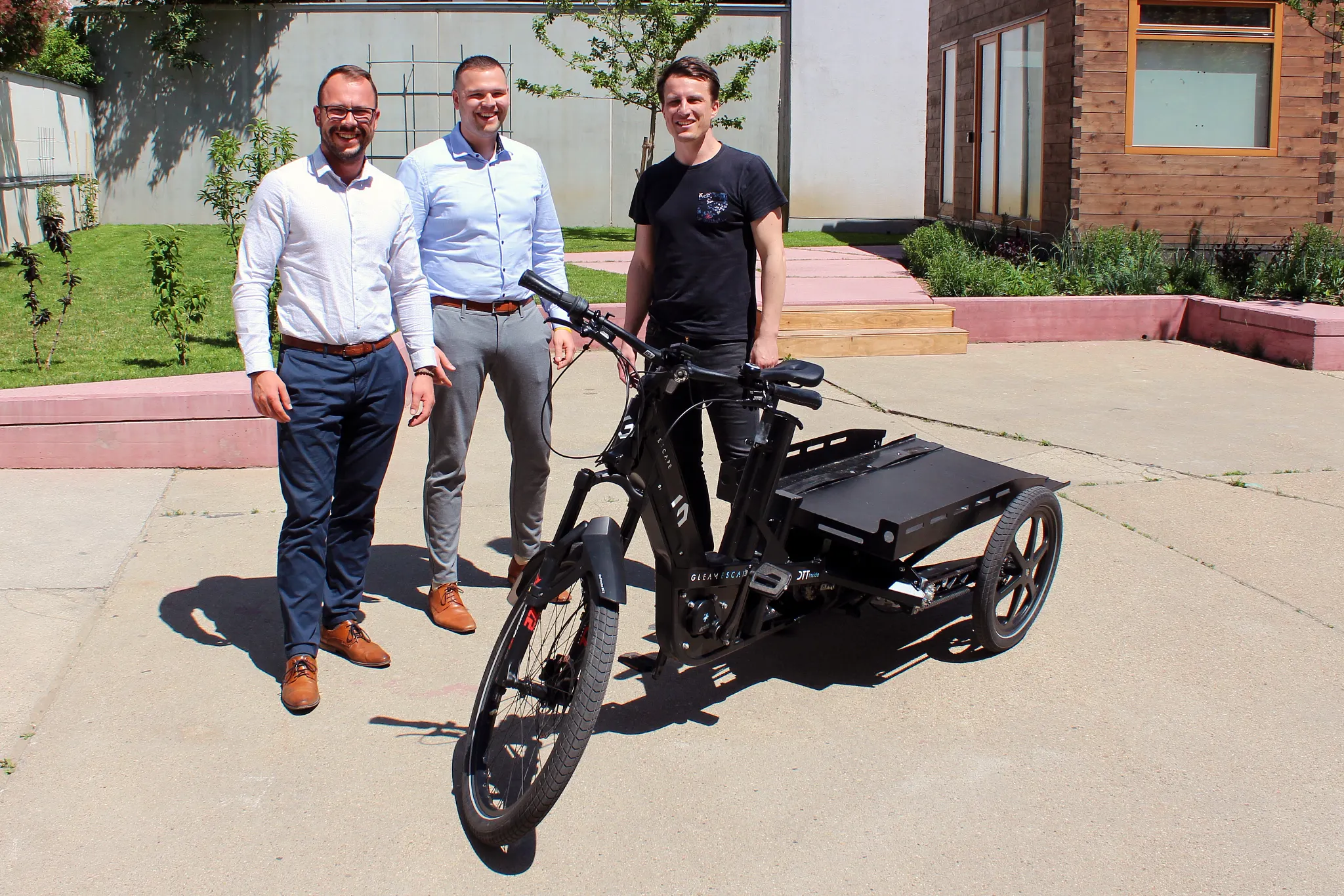 Patrick Kepler, de Ventas Técnicas de igus Austria, Alexander Welcker, Director de la Industria de la Bicicleta de igus, y el fundador de GLEAM, Mario Eibl, con la bicicleta eléctrica de carga GLEAM.