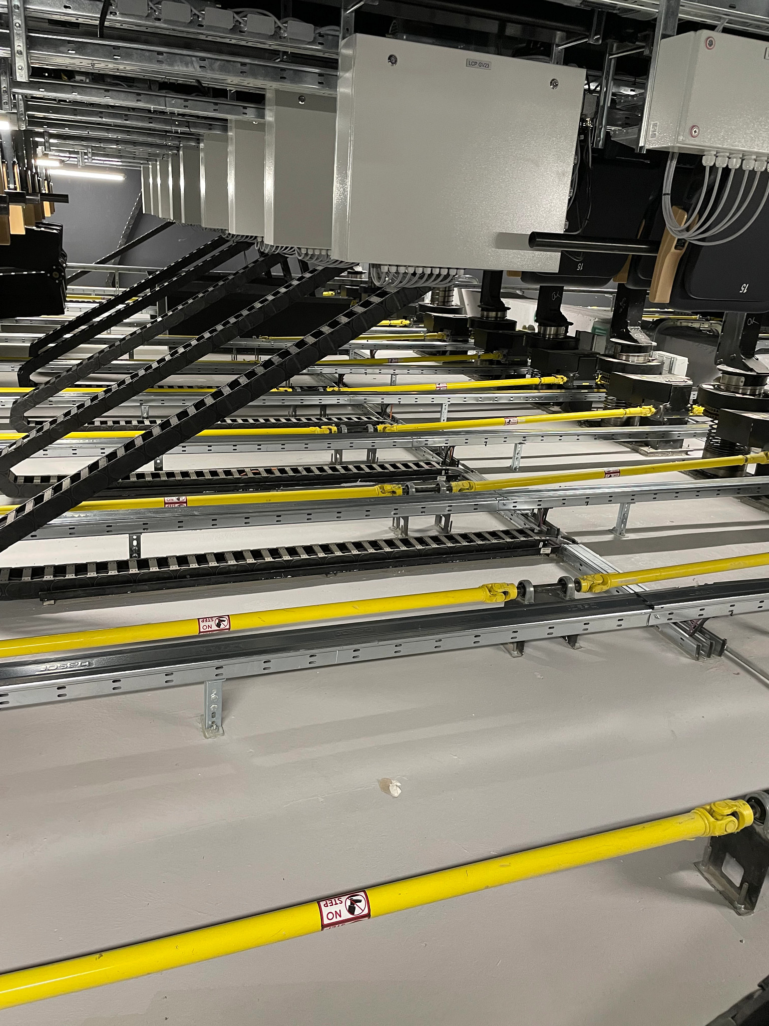 Chaînes porte-câbles en zigzag dans une salle polyvalente