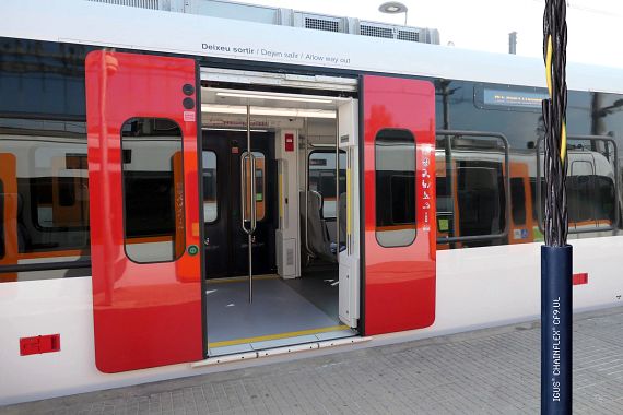 Двери пассажирских вагонов легкого метро на линии Metro del Valles в Барселоне