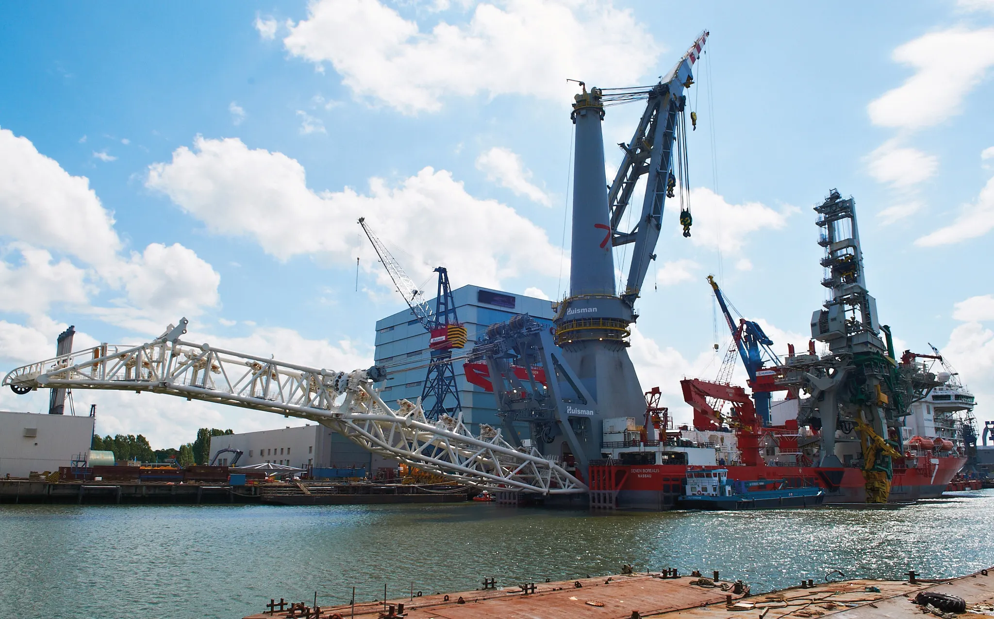 Pipe-laying vessel and pipe-laying tower