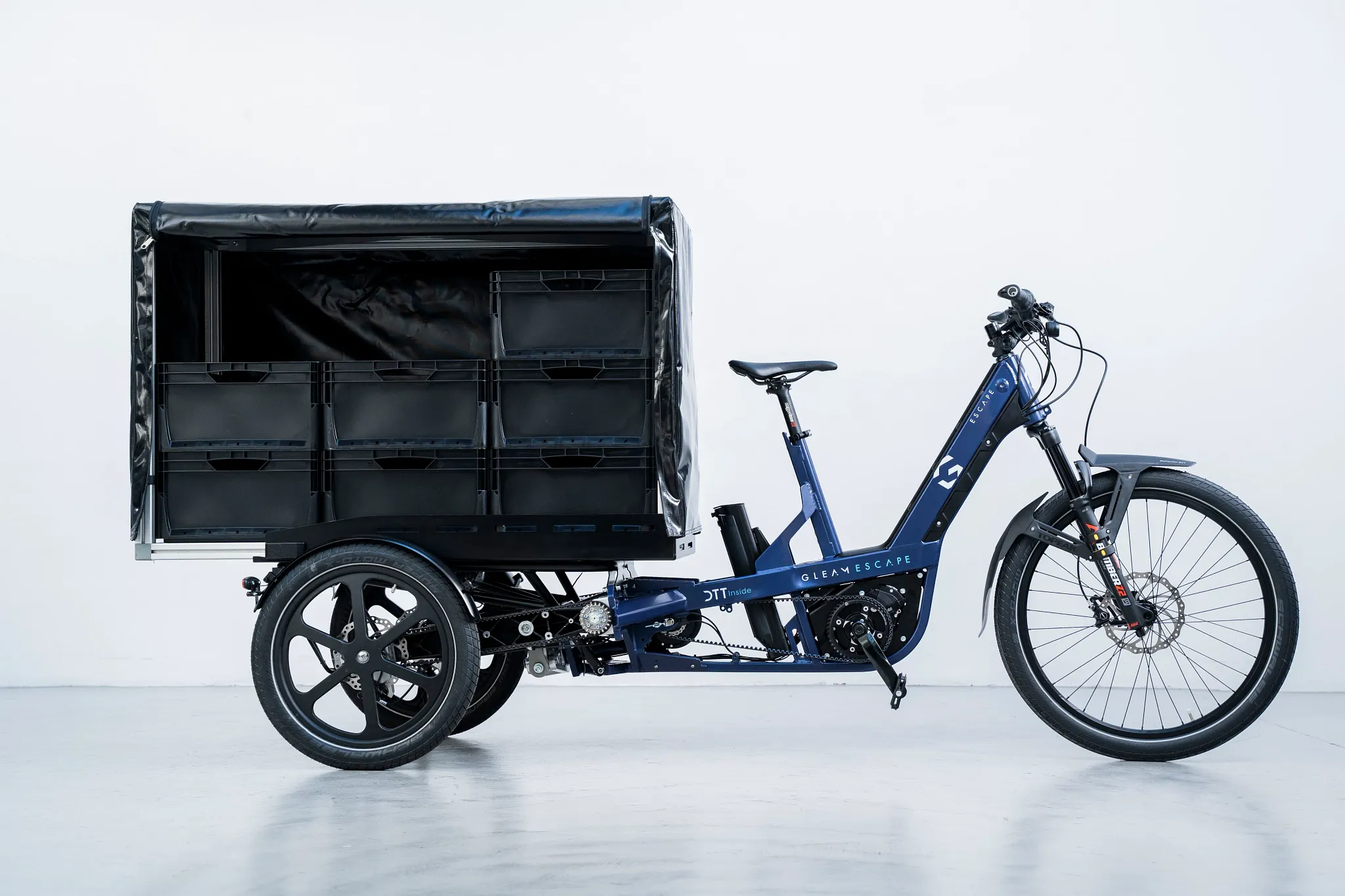 "Escape" e-bike de carga de GLEAM con caja de transporte en el compartimento de carga (Fuente: GLEAM)