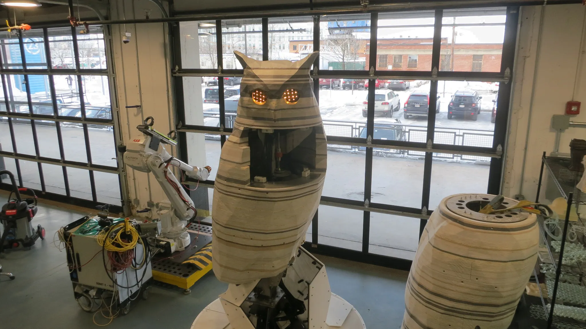 Owl with PRT slewing ring bearing