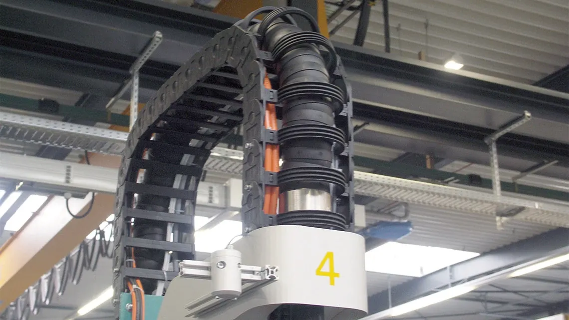 Sistema di alimentazione dell'energia a staffa