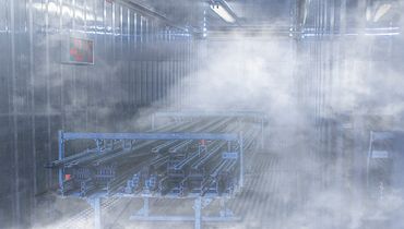 Cold chamber with energy chains