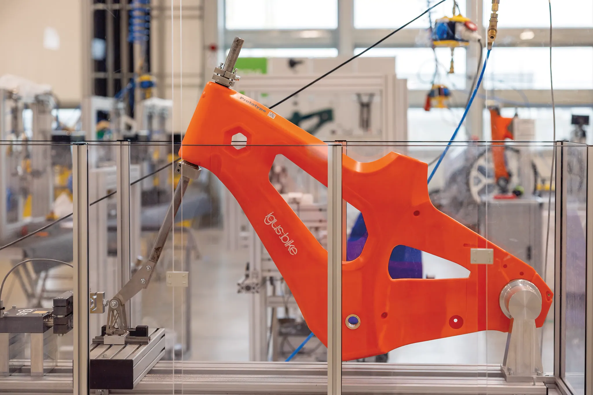 Der igus:bike Fahrradrahmen wird im Testlabor getestet.