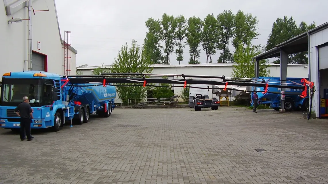 Airfield fuel tanker